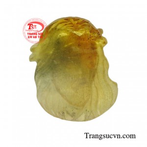 Hình ảnh Chúa Giêsu được chạm khắc tỉ mỉ, sống động, thể hiện sự uy nghi, từ bi và lòng nhân ái bao la.