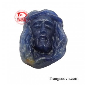 Đá saphire làm nổi bật hình ảnh Chúa Jesus mà còn tạo nên một sự kết hợp hài hòa giữa vẻ đẹp tôn giáo và sự sang trọng của trang sức.