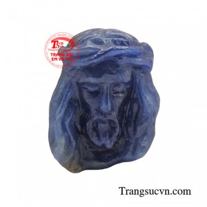 Mặt chúa saphire thiên nhiên được thiết kế với hình ảnh Chúa Jesus, biểu tượng của đức tin và tình yêu thương vô bờ bến.
