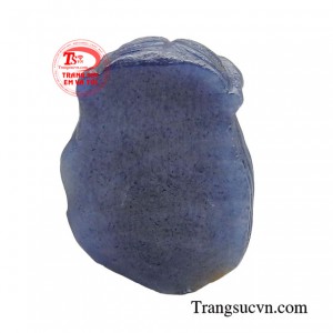 Hình tượng Chúa Jesus được khắc sắc nét và tinh tế, tạo nên một sự hiện diện mạnh mẽ và truyền cảm hứng.