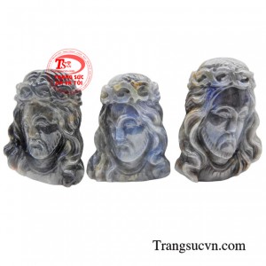 Mặt Chúa saphire được chạm khắc tỉ mỉ, sống động, thể hiện sự uy nghi, từ bi và lòng nhân ái bao la.
