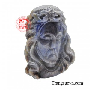 Đeo mặt dây này bên mình thể hiện lòng tin và sự tôn kính đối với Chúa Giêsu, đồng thời cầu mong được Ngài ban phước lành, che chở và dẫn dắt trong cuộc sống.