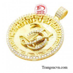 Điểm nhấn nổi bật của sản phẩm chính là những viên đá moissanite lấp lánh được đính kết tỉ mỉ trên mặt dây chuyền.