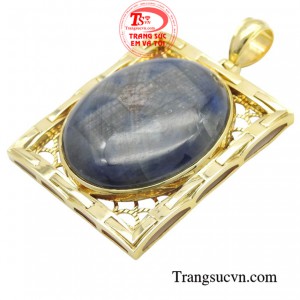 Từ xưa, Sapphire được xem là viên đá quý với vẻ đẹp lấp lánh và được sử dụng rộng rãi trong việc tạo ra những món đồ trang sức cao cấp.