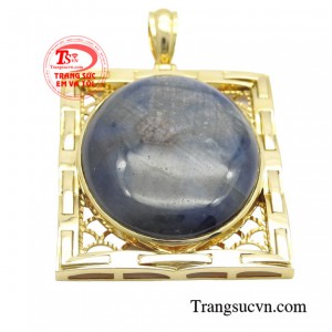 Điểm nổi bật của chiếc nhẫn là viên đá sapphire sáng lấp lánh giúp cho người đeo thêm nổi bật hơn. 