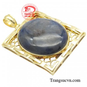 Không chỉ được ưa chuộng bởi vẻ đẹp lộng lẫy, Sapphire còn mang ý nghĩa to lớn về mặt sức khỏe và phong thủy mang lại năng lượng tích cực giúp xoa dịu tâm hồn, giải tỏa căng thẳng, mang đến sự bình an và thư thái.