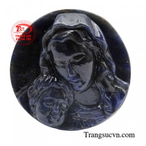 Ánh mắt Đức Mẹ hiền từ, trìu mến, miệng mỉm cười thể hiện tình yêu thương, bao bọc, che chở cho những đứa con của mình.