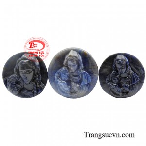 Mặt dây Đức Mẹ Maria bế chúa là hình ảnh Đức mẹ đang bồng Chúa Giêsu được làm bằng đá saphire có độ sáng bóng và bền đẹp cho người đeo.