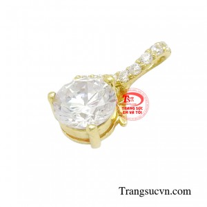 Một chiếc mặt dây xinh xắn chắc chắn sẽ khiến cô gái đó trở nên sang trọng và quý phái hơn.