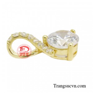 Đồng thời chiếc mặt dây gửi gắm một vẻ đẹp đầy nữ tính và rạng ngời.