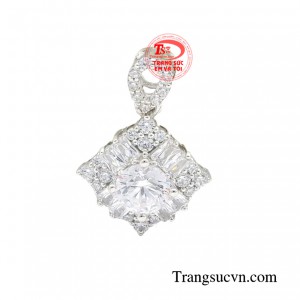 Mặt dây phái đẹp vàng trắng được chế tác từ vàng trắng 18K kết hợp những viên đá CZ chất lượng sở hữu giác cắt hoàn hảo.