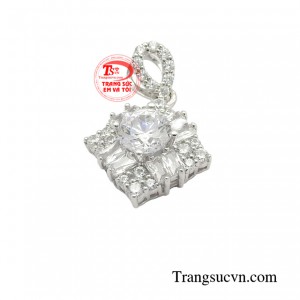 Chiếc mặt dây chính là món nữ trang tôn vinh vẻ đẹp độc đáo và cổ vũ phụ nữ hãy thể hiện những gì họ vốn có: rực rỡ, tự do, gợi cảm, lấp lánh và hơn thế nữa.