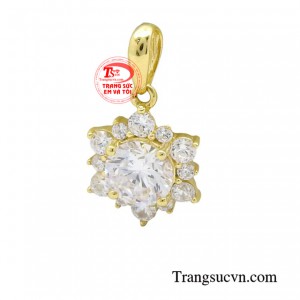 Mặt dây phong cách thời thượng được làm từ vàng Ý 18k là loại vàng có hàm lượng vàng nguyên chất đạt 75%, được đánh giá cao bởi độ bền màu, khả năng chống xỉn màu và ít bị oxy hóa theo thời gian. 