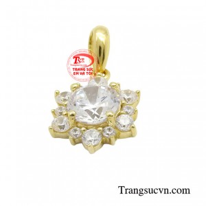  Trên mặt dây được đính thêm những viên đá cz sáng lấp lánh càng làm tăng thêm vẻ đẹp rực rỡ, sang trọng, khẳng định đẳng cấp của người sở hữu.