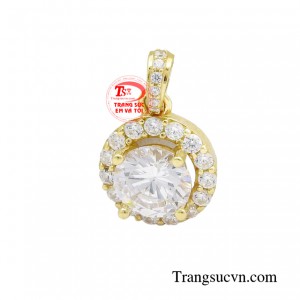 Mặt dây quý cô vàng tỏa sáng được thiết kế sang trọng tinh tế như những đóa hoa mùa xuân, mang lại cho người đeo vẻ đẹp trong sáng, thuần khiết.