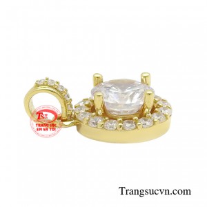 Những viên đá nhỏ lấp lánh tạo thành một hình tròn làm nổi bật thêm viên đá chủ, tăng thêm sức quyến rũ cho nữ chủ nhân.