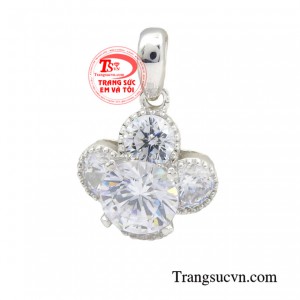 Mặt dây quý cô vàng trắng được chế tác từ vàng 18K sáng bóng, bền lâu với thời gian, những viên đá được gắn tỉ mỉ kỹ lưỡng giúp cho mặt dây thêm phần cuốn hút.