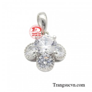 Với kiểu dáng mặt dây chuyền hiện đại trẻ trung giúp phái nữ nổi bật, sang trọng và phong cách hơn.