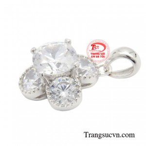 Mặt dây chuyền dễ kết hợp với nhiều kiểu dáng dây có thể đeo liên tục hàng ngày phù hợp với nhiều kiểu trang phục giúp nàng thêm tự tin, thu hút mọi ánh nhìn.