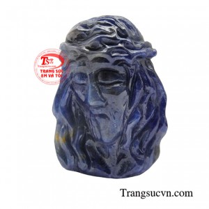 Mặt dây được chế tác từ đá Sapphire thiên nhiên, với màu sắc xanh lam biểu tượng cho sự thanh cao, trí tuệ và may mắn.