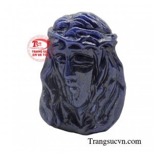 Hình ảnh Chúa Jesus được khắc họa tỉ mỉ, sống động, thể hiện lòng tôn kính và niềm tin của người đeo.