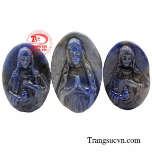 Mặt dây saphire Đức Mẹ ban ơn được chế tác từ đá Sapphire tự nhiên, được chọn lọc kỹ càng, đảm bảo độ sáng bóng, bền đẹp và an toàn cho người đeo. 