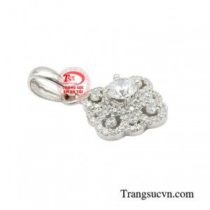 Sắc trắng của vàng mang đến cho mặt dây nữ sự độc đáo, mới lạ và trẻ trung, phù hợp với những cô nàng cá tính, sành điệu.