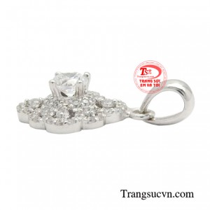 Nếu nàng đang diện trên người những bộ quần áo đắt tiền thì mặt dây vàng trắng này là món phụ kiện không thể thiếu giúp nàng thêm lộng lẫy hơn.