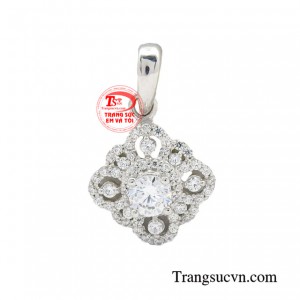 Mặt dây vàng trắng bình an được làm từ vàng Ý 18k mang giá trị thẩm mỹ cao, góp phần tôn lên vẻ đẹp sang trọng, quý phái cho người phụ nữ.