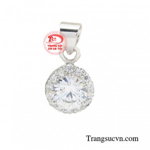 Mặt dây vàng trắng đài cát có vai trò như một món đồ không chỉ để làm đẹp cho phụ nữ mà còn để thể hiện sự giàu có và địa vị xã hội.