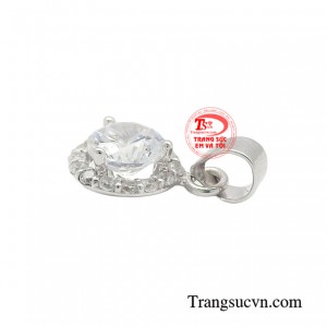Thiết kế thanh lịch, tinh tế thì chiếc mặt dây chính là món đồ trang sức ẩn chứa vẻ đẹp lấp lánh nâng tầm phong cách phái đẹp.