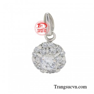 Mặt dây vàng trắng kiều diễm là điểm nhấn nổi bật trên phong cách của nàng. 