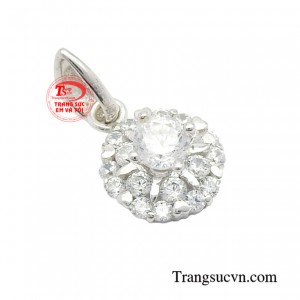 Sản phẩm sử dụng kỹ thuật đính kết tinh xảo của những bậc thầy kim hoàn đã tạo nên tuyệt phẩm. 