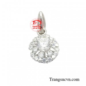 Nếu những cô nàng yêu thích sự điệu đà thì chiếc mặt dây vàng trắng này sẽ giúp bạn làm điều đó.