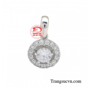 Mặt dây vàng trắng tinh tế không chỉ là món trang sức phụ kiện làm đẹp mà nó con giúp nâng tầm phong cách, khẳng định vị trí của mình cho những người xung quanh.