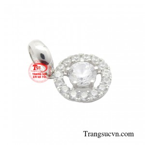 Hình ảnh mặt dây nhằm tôn lên vẻ đẹp lãng mạn và nhẹ nhàng như chính tâm hồn người phụ nữ.