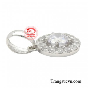 Mặt dây được thiết kế với mọi đường nét chi tiết mềm mại gắn thêm những viên đá Cz sáng long lanh mang đến một vẻ đẹp hiện đại đầy cuốn hút, tạo điểm nhấn cho phái đẹp thêm tỏa sáng.