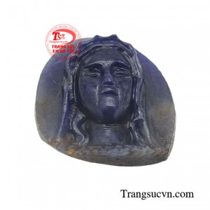 Mặt Đức mẹ được chế tác trên chất liệu đá Sapphire, vốn từ lâu đã được biết đến như viên đá quý tượng trưng cho trí tuệ, sự thông minh, may mắn và thành công.