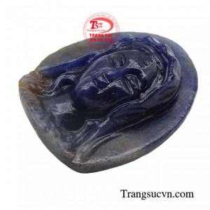 Sắc xanh của Sapphire còn mang ý nghĩa về lòng trung thành, niềm hy vọng và sự bình an.