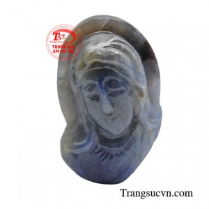 Mặt Đức Mẹ hiền hòa được điêu khắc tinh xảo, thể hiện nét đẹp hiền hòa và đầy lòng yêu thương trên nền đá Sapphire.