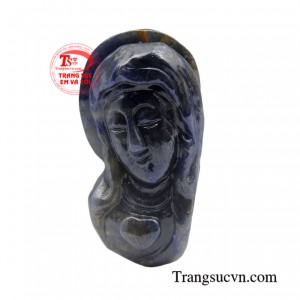 Mặt Đức Mẹ nhân hậu là hình ảnh Đức Mẹ Maria, người mẹ hiền từ và nhân hậu, được chạm khắc tinh tế từ đá Sapphire cao cấp.