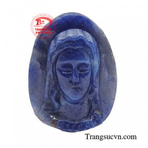 Mặt Đức mẹ nhân từ được chế tác từ đá Sapphire, loại đá quý được mệnh danh là