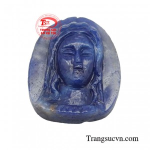 Hình ảnh Đức Mẹ Maria được chạm khắc tinh tế, tỉ mỉ, mang đến cảm giác thanh tao, nhẹ nhàng và đầy uy nghi.