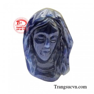 Hình ảnh Đức Mẹ được chạm khắc tỉ mỉ trên đá Sapphire cao cấp, tỏa sáng lấp lánh, thể hiện sự thanh cao và thể hiện tình yêu thương vô bờ bến.