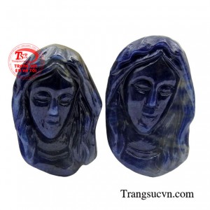 Mặt Đức Mẹ saphire cầu nguyện không chỉ là một món đồ trang sức thông thường mà còn là biểu tượng của niềm tin và lòng sùng kính đối với Đức Mẹ Maria.