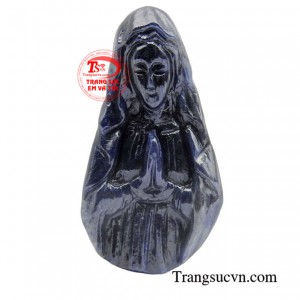 Mặt Đức Mẹ yêu thương được chế tác tinh xảo từ đá Sapphire cao cấp, tỏa sáng lấp lánh với nhiều sắc xanh khác nhau, tượng trưng cho lòng trung thành, hy vọng và sự thanh cao.