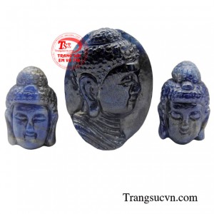 Mặt phật A-Di-Đà được chạm khắc tỉ mỉ, tinh tế, toát lên vẻ uy nghi nhưng cũng vô cùng từ bi. 