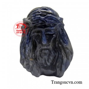 Hình ảnh Chúa Giêsu được chạm khắc tỉ mỉ từ đá Sapphire cao cấp, mang đến vẻ đẹp thanh tao và sang trọng.