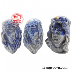 Mặt saphire Chúa Giêsu cầu nguyện không chỉ là một món đồ trang sức thông thường mà còn là biểu tượng thiêng liêng của niềm tin và hy vọng.