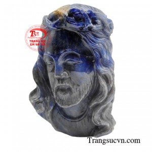 Hình ảnh Chúa Giêsu cầu nguyện được chạm khắc tỉ mỉ trên đá Sapphire cao cấp, tỏa sáng lấp lánh, thể hiện sự thanh cao và lòng thành kính vô bờ bến.